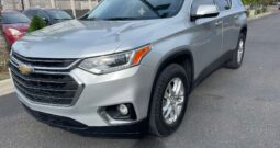 197467393-lote-de-autos-usados-para-ventas-en-stock-con-cielo-y-nubes